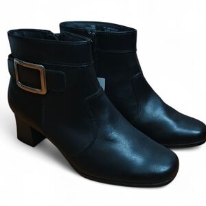 Thom McAn NWT Black Leather Wide Width Ankle Boots Size 8 Block Heel Buckle